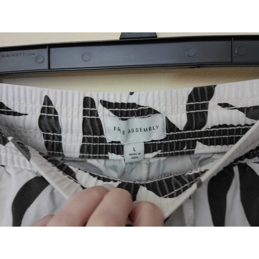 Free Assembly Shorts Womens White Black Size L Large Floral Print Pull On